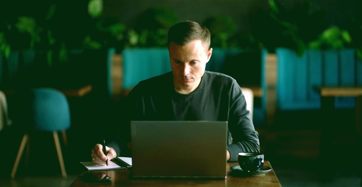 Workshop-Teilnehmer arbeiten gemeinsam an Interface-Design-Projekten