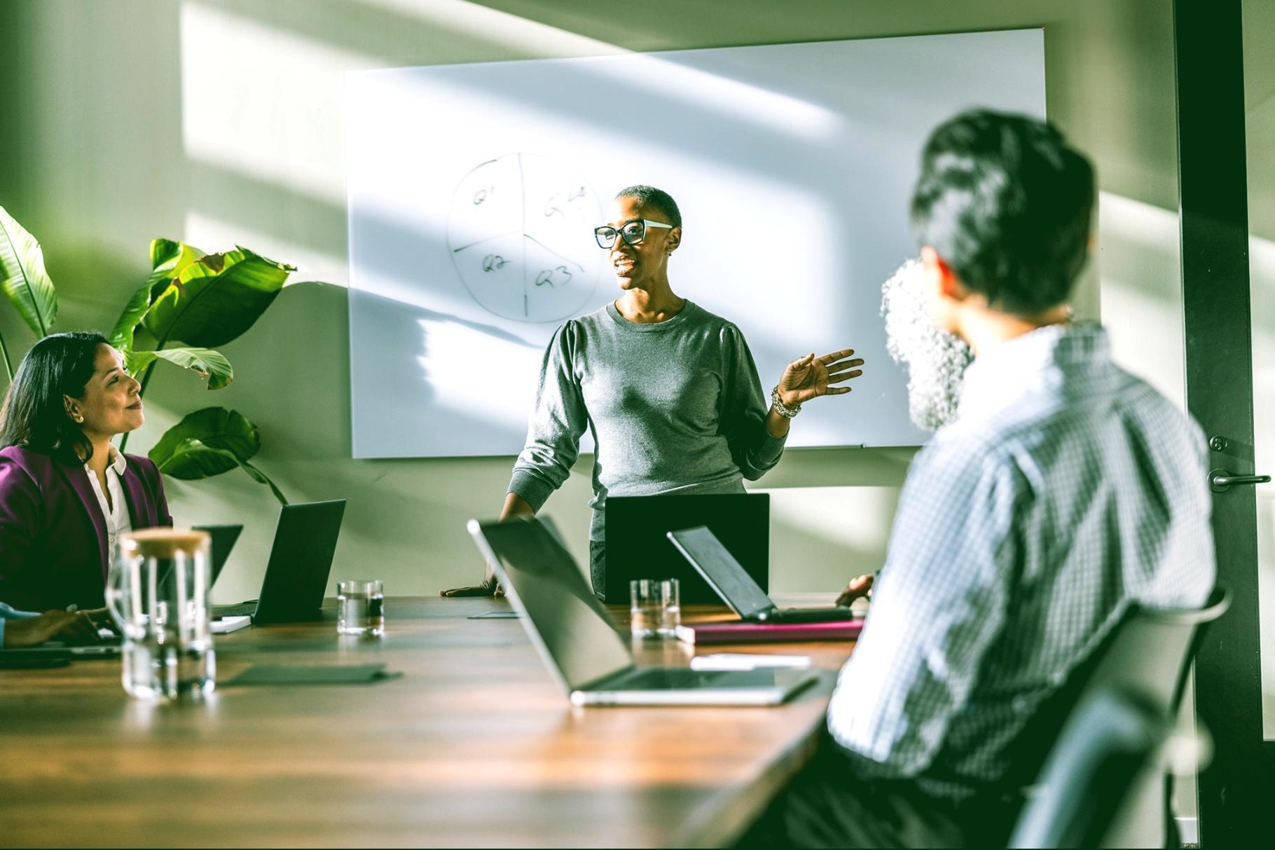 Teilnehmerin arbeitet an Interface-Design-Aufgabe während Workshop-Session